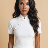 Witte Geribde Top met Staande Kraag en Knoopdetail