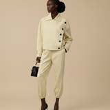 Opvallende korte jas in zacht gele kleur