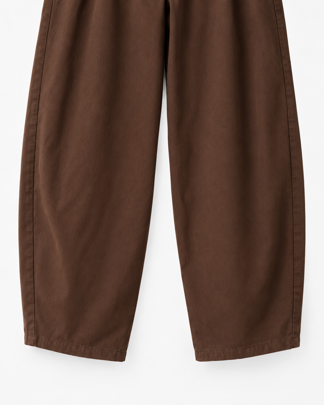 Bruine barrel broek gedragen