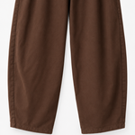 Bruine barrel broek gedragen