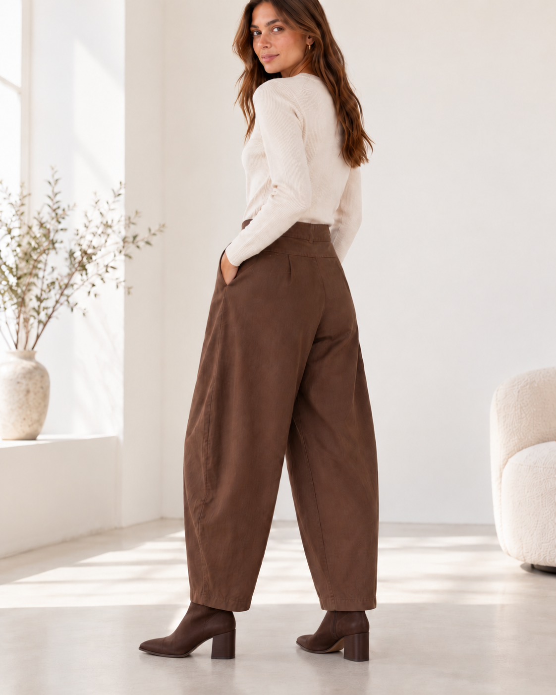 Bruine barrel broek – zijaanzicht