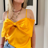 Blusa laranja com laço